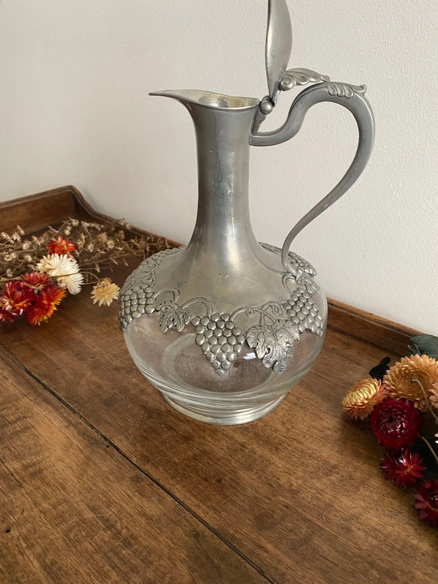 Carafe en verre et étain motifs grappes de raisin