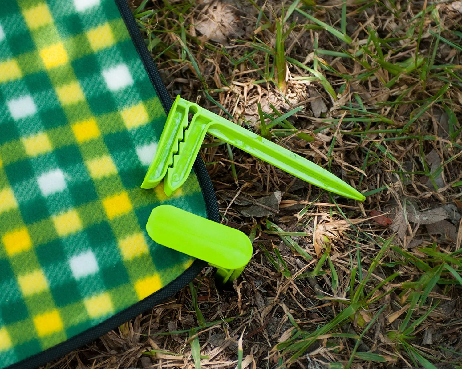 Picnic Blanket &ndash; Waterproof Outdoor Mat 50 X 58 Inch - Free Blanket Fastener Pegs (Yellow and Green Pattern)